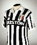 A BLACK AND WHITE JUVENTUS SHORT-SLEEVED SHIRT A BLACK AND WHITE JUVENTUS SHORT-SLEEVED SHIRT