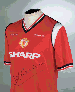 A RED MANCHESTER UNITED 1985 F.A. CUP FINAL SHORT-SLEEVED SHIRT A RED MANCHESTER UNITED 1985 F.A. CUP FINAL SHORT-SLEEVED SHIRT