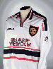 A WHITE MANCHESTER UNITED SHIRT A WHITE MANCHESTER UNITED SHIRT
