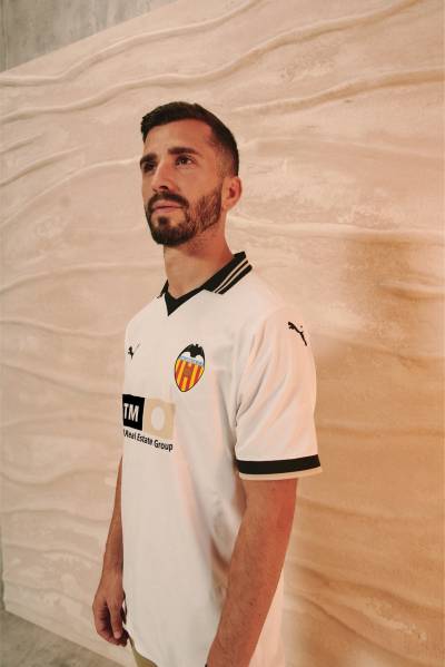 valencia_2023_24_puma_home_kit_1.jpeg