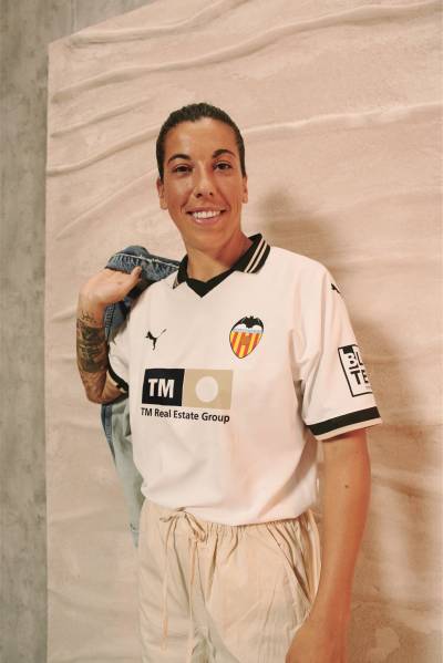 valencia_2023_24_puma_home_kit_2.jpeg