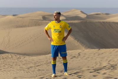 las_palmas_2023_24_hummel_home_kit_a.jpeg