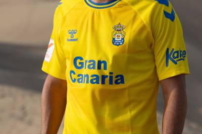 las_palmas_2023_24_hummel_home_kit_b.jpeg