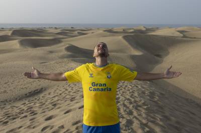 las_palmas_2023_24_hummel_home_kit_c.jpeg