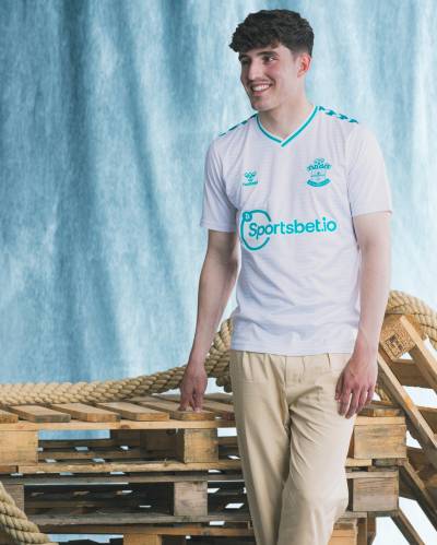southampton_2023_24_hummel_away_kit_l.jpeg
