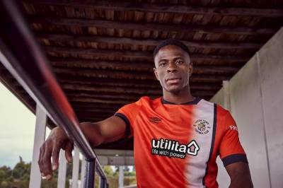 luton_town_2023_24_umbro_home_kit_b.jpeg