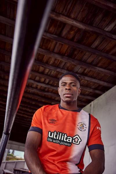 luton_town_2023_24_umbro_home_kit_h.jpeg
