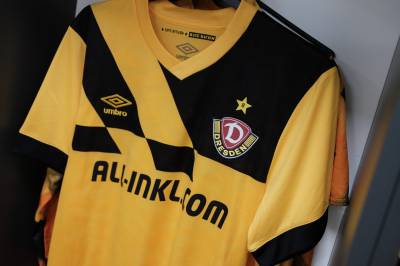 dynamo_dresden_2023_24_umbro_home_kit_h.jpeg