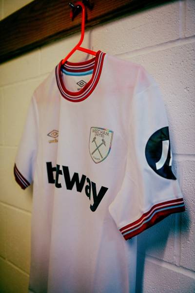 west_ham_united_2023_24_umbro_away_kit_h.jpeg