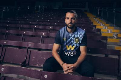burnley_2023_24_umbro_third_kit_g.jpeg