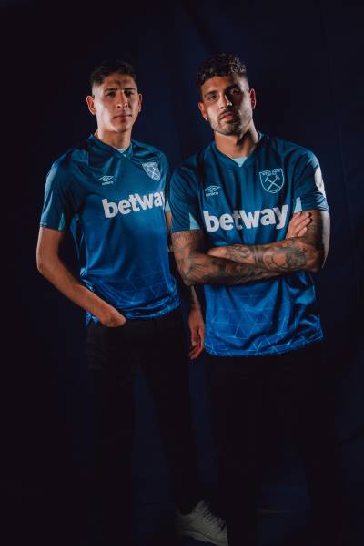 west_ham_united_2023_24_umbro_third_kit_c.jpeg