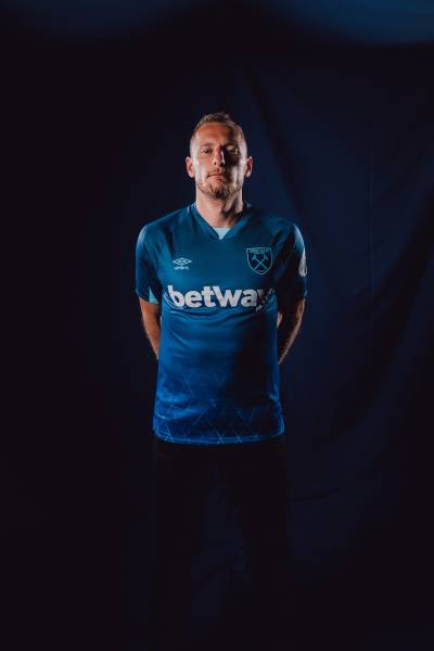 west_ham_united_2023_24_umbro_third_kit_d.jpeg
