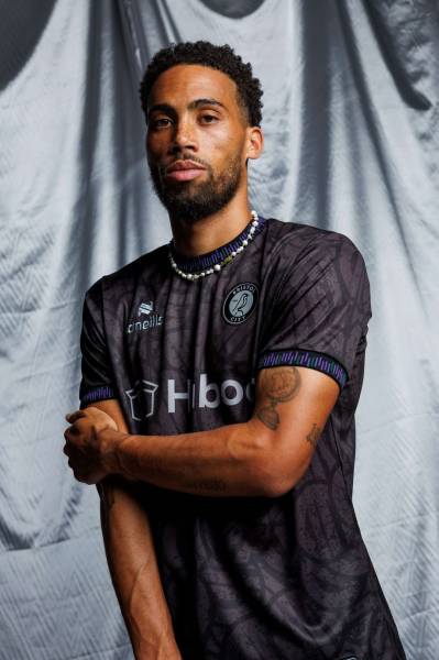 bristol_city_2023_24_oneills_away_kit_c.jpeg