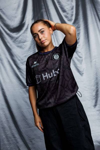 bristol_city_2023_24_oneills_away_kit_d.jpeg