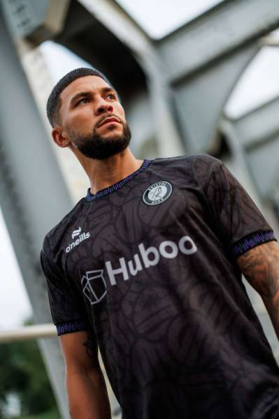 bristol_city_2023_24_oneills_away_kit_e.jpeg