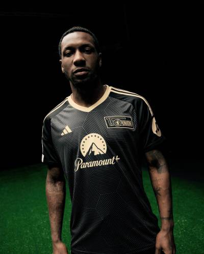 union_berlin_2023-24_adidas_champions_league_kit_a.jpeg