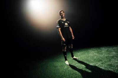union_berlin_2023-24_adidas_champions_league_kit_g.jpeg