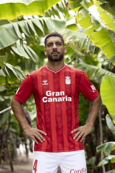 las_palmas_2023_24_hummel_third_kit_a.jpeg
