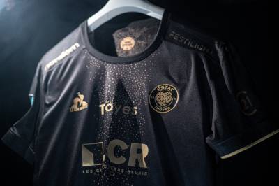 troyes_2023_24_le_coq_sportif_third_kit_c.jpeg