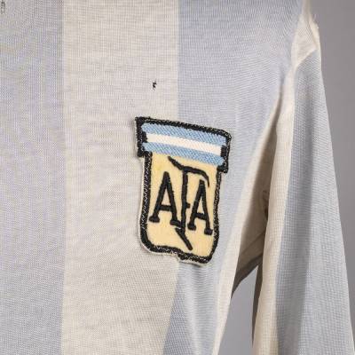 mario_kempes_1978_argentina_match_worn_shirt_c.jpg