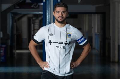ipswich_town_2023_24_umbro_third_kit_3.jpg