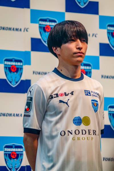 yokohama_fc_2024_puma_away_kit_e.jpeg