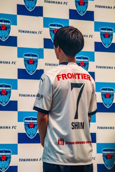 yokohama_fc_2024_puma_away_kit_f.jpeg