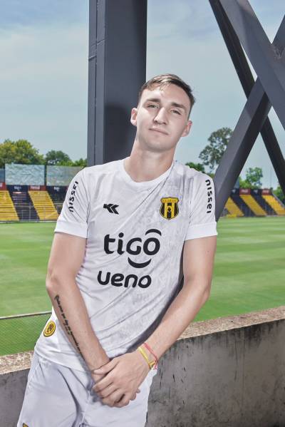 club_guarani_2024_kyrios_home_away_kits_f.jpeg