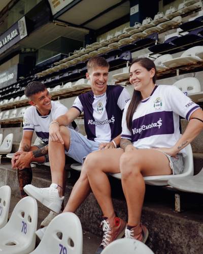 gimnasia_2024_givova_home_and_away_kits_a.jpeg