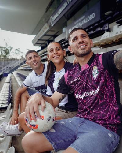gimnasia_2024_givova_home_and_away_kits_c1.jpeg