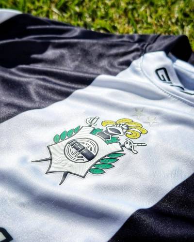 gimnasia_2024_givova_home_and_away_kits_i.jpeg