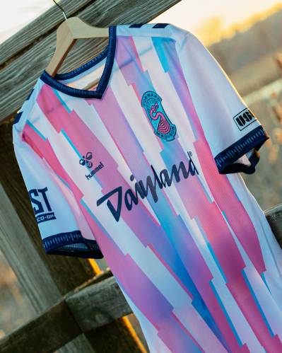 forward_madison_2024_hummel_away_kit_h.jpg