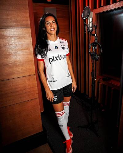flamengo_2024_25_adidas_away_kit_c.jpeg
