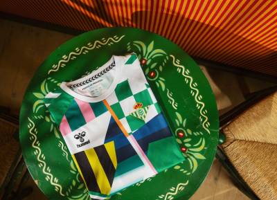 real_betis_2024_hummel_fiestas_de_primavera_pre_match_shirt_g.jpg
