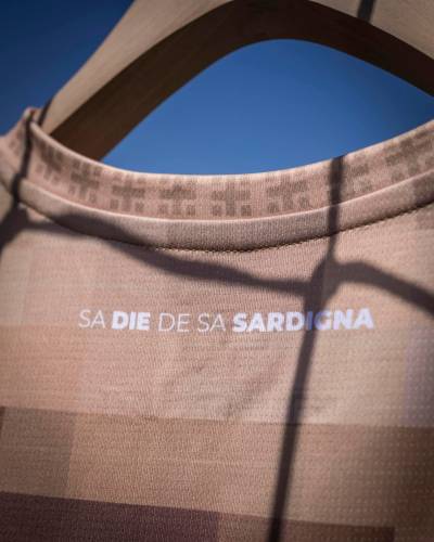 cagliari_2024_sa_die_de_sa_sardigna_shirt_c.jpeg