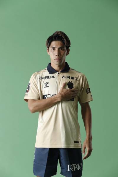 jef_united_2024_hummel_golden_spike_uniform_shirt_a.jpeg