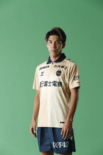 jef_united_2024_hummel_golden_spike_uniform_shirt_b.jpeg