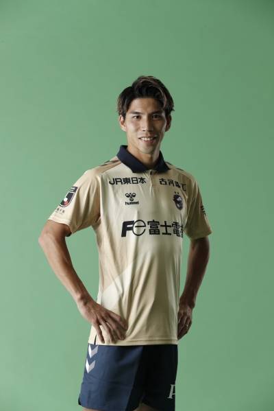 jef_united_2024_hummel_golden_spike_uniform_shirt_c.jpeg