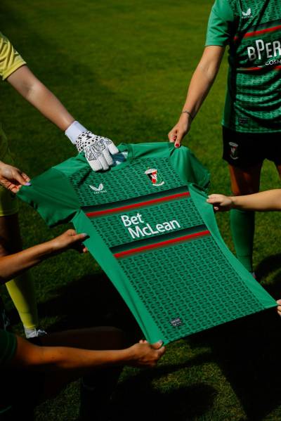glentoran_24_25_castore_home_kit_d.jpg