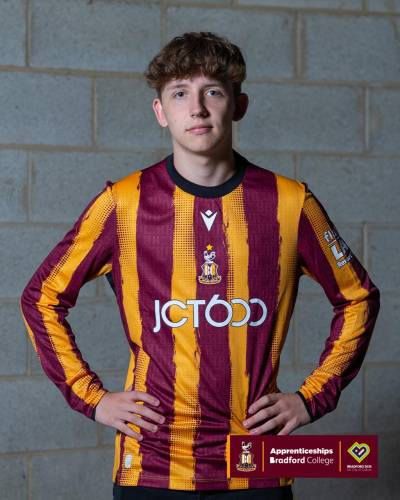 bradford_city_24_25_macron_home_kit_2.jpg