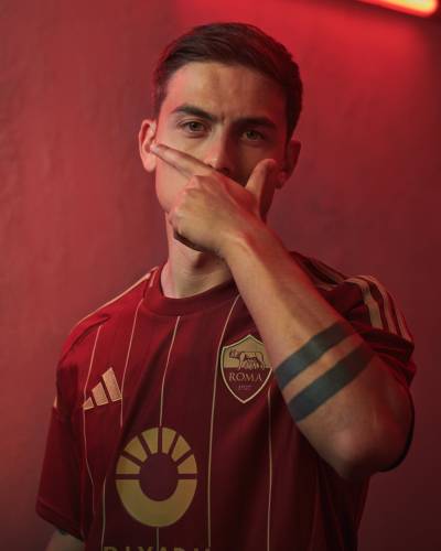 as_roma_24_25_adidas_home_kit_d.jpeg