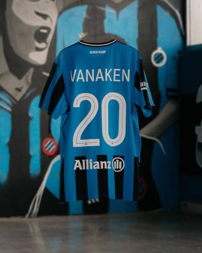 club_brugge_24_25_castore_home_kit_f.jpg