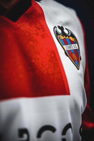 levante_24_25_macron_away_kit_c.jpg
