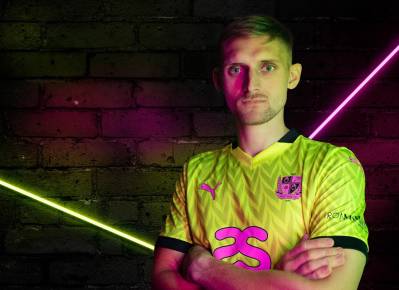 port_vale_24_25_puma_away_kit_c.jpg
