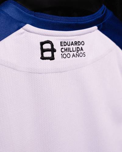 real_sociedad_2024_eduardo_chillida_commemorative_shirt_3.jpeg