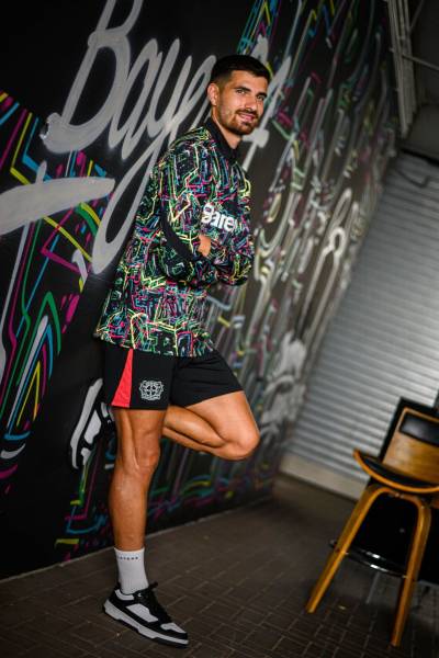 bayer_04_leverkusen_24_25_castore_pre_match_jersey_b.jpeg