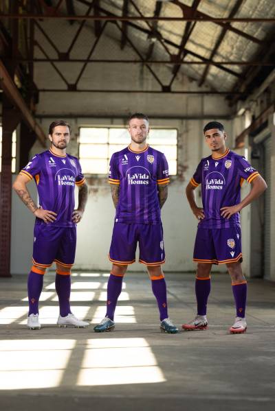 perth_glory_24_25_macron_home_kit_1.jpg