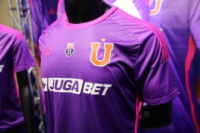 universidad_de_chile_2024_adidas_third_kit_a.jpeg