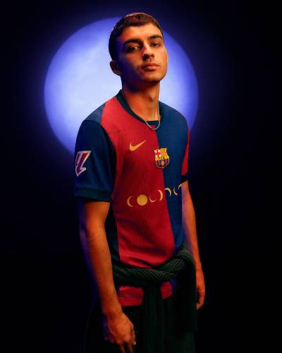 barcelona_24_25_nike_coldplay_shirt_b.jpg
