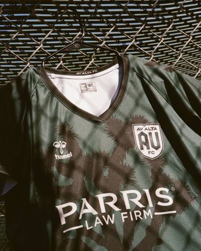 av_alta_2025_hummel_home_kit_00b.jpg